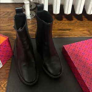Chic Black leather Boots by Tory Burch